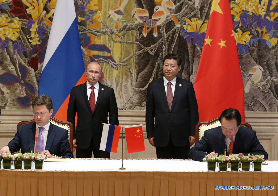 China y Rusia firman contrato de gas