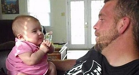Un bebé de dos meses aprende a decir "te quiero" en inglés