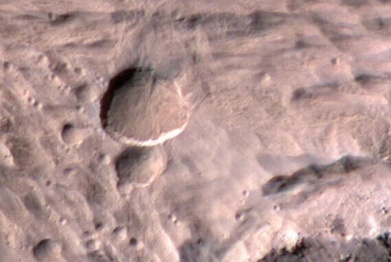 Encuentran el cráter reciente más grande de Marte