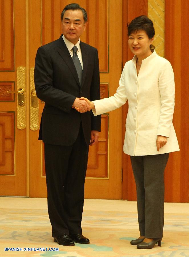 Presidenta de República de Corea se reúne con canciller chino