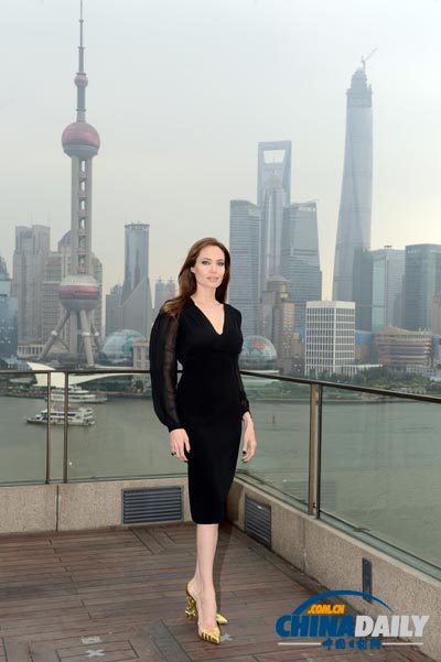 La actriz estadounidense Angelina Jolie promueve su reciente película "Maléfica" en Shanghai el 3 de junio de 2014.