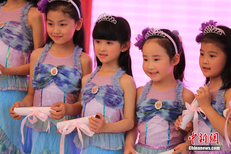 Niñas chinas coronadas “las pequeña princesas de Disney”