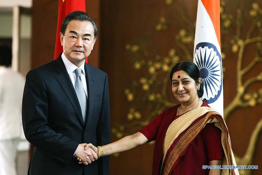 Cancilleres de China e India conversan sobre fortalecimiento de relaciones bilaterales