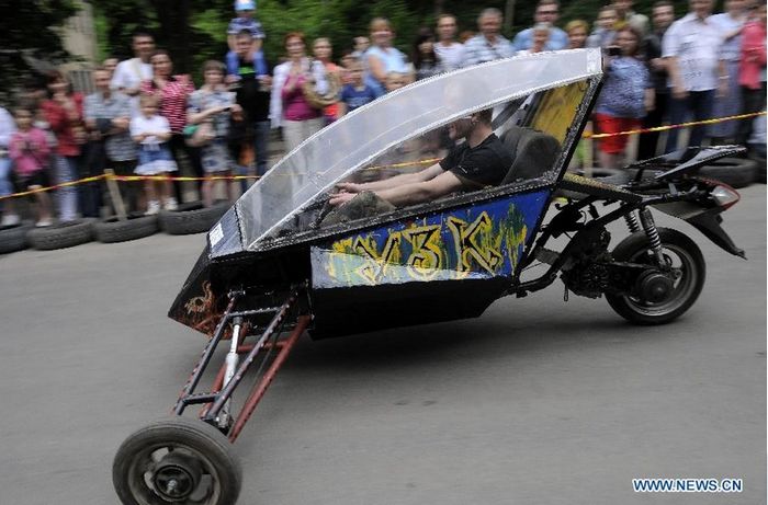 Carrera de coches de cartón en Estonia