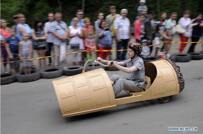 Carrera de coches de cartón en Estonia