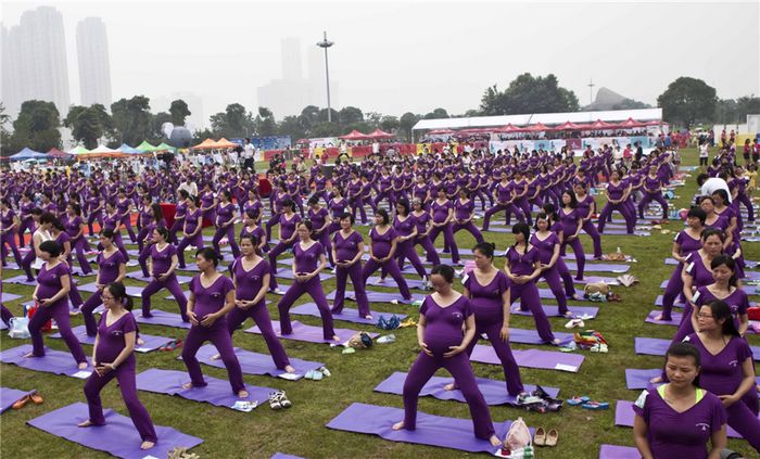 505 mujeres embarazadas baten el récord de yoga en grupo
