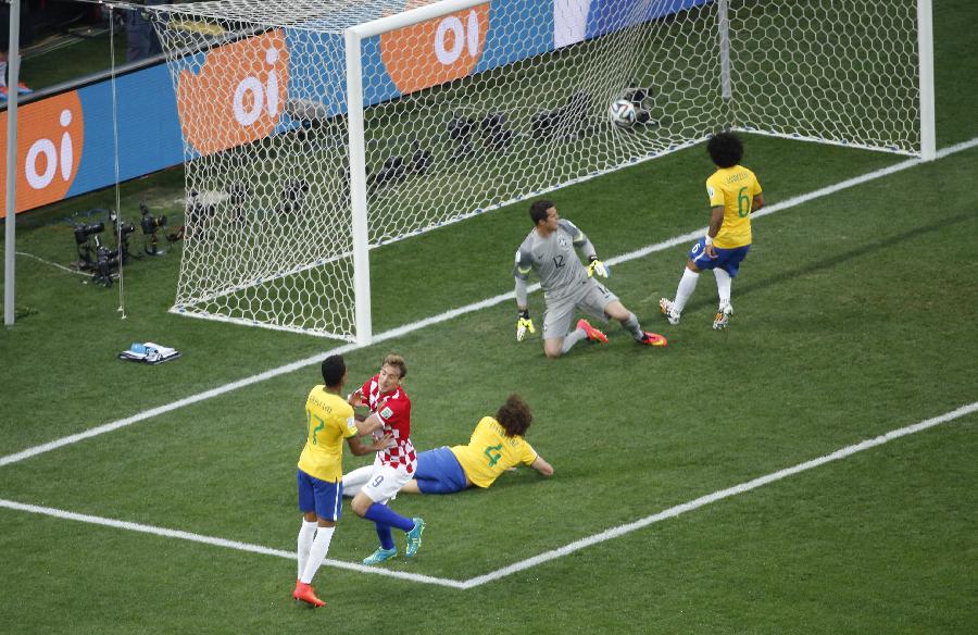 MUNDIAL 2014: Defensa brasileño Marcelo anota primer gol de la copa con autogol