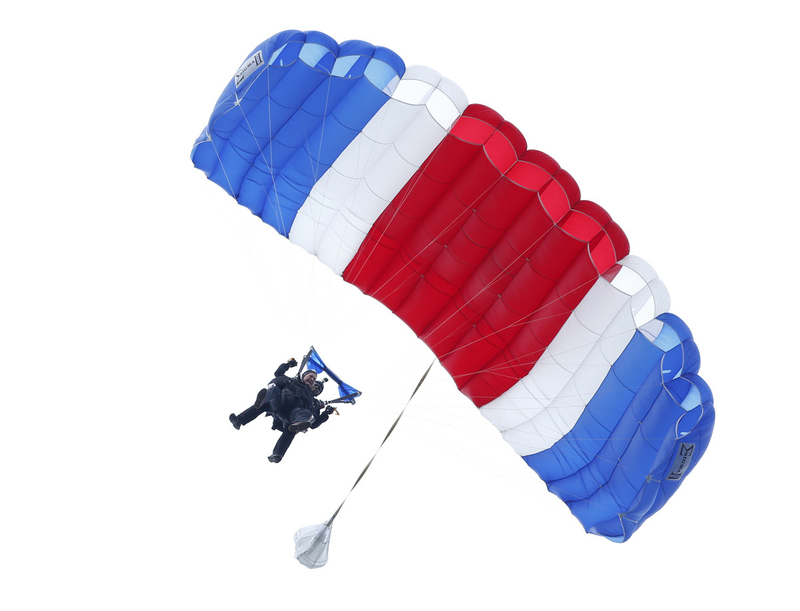George Bush padre celebra su 90 cumpleaños saltando en paracaídas