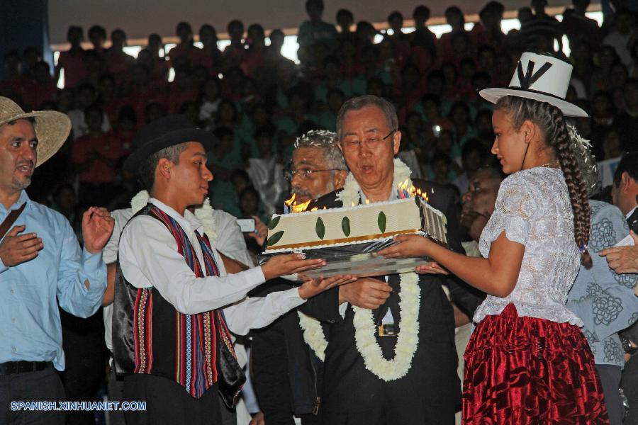 Indígenas bolivianos festejan a secretario general de ONU en su cumpleaños número 70