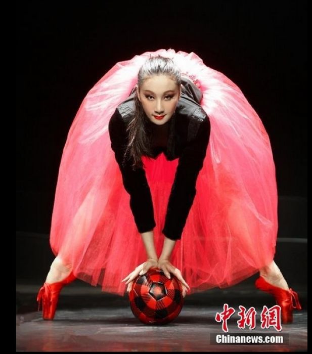 El cisne oriental interpreta " Copa del Mundo de puntillas"