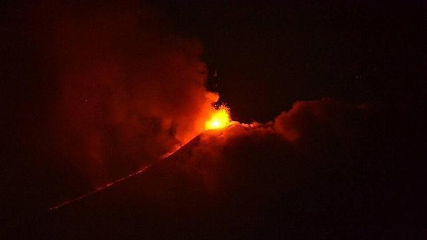 El Etna entra en erupción y cierran el espacio aéreo que lo rodea