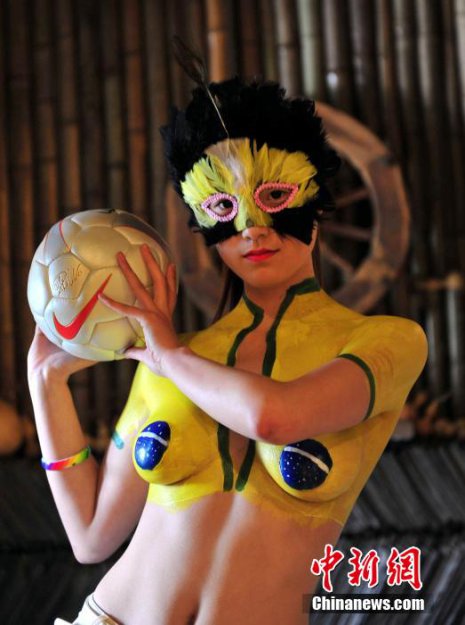 Modelos pintan su cuerpo para animar la Copa del Mundo