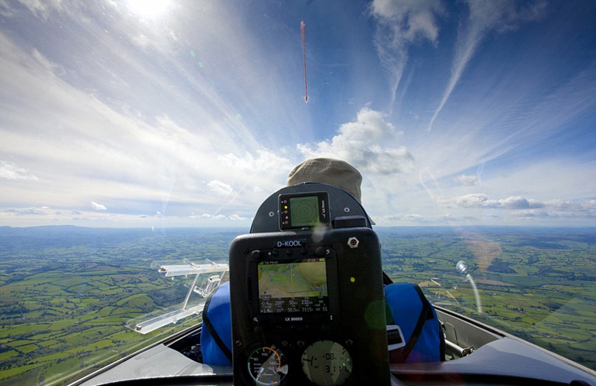 Bellas vistas de la Tierra en ojos de un piloto de avioneta