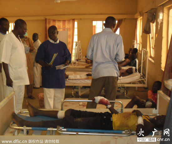Estallido de bomba en escuela de medicina deja decenas de muertos en Nigeria