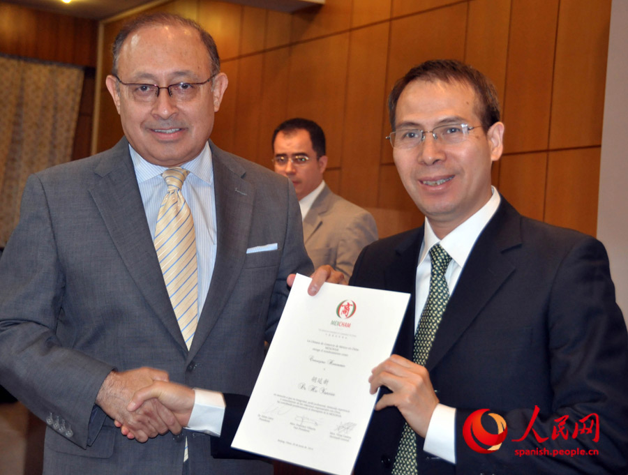 El Dr. Efrén Calvo, presidente de la Cámara de Comercio de México en China (MEXCHAM) entrega el reconocimiento de Consejero Honorario al Sr. Wu Baocai, vicepresidente del Centro de Cooperación General de Asuntos Internacionales del Partido Comunista Chino.