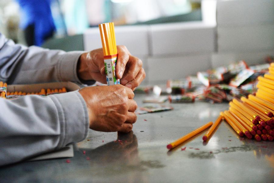 Un trabajador empaqueta lápices en Yuanbao, Heilongjiang. Anualmente, las empresas de la aldea producen alrededor del 25 por ciento de todos los lápices de China. [Foto/Xinhua]