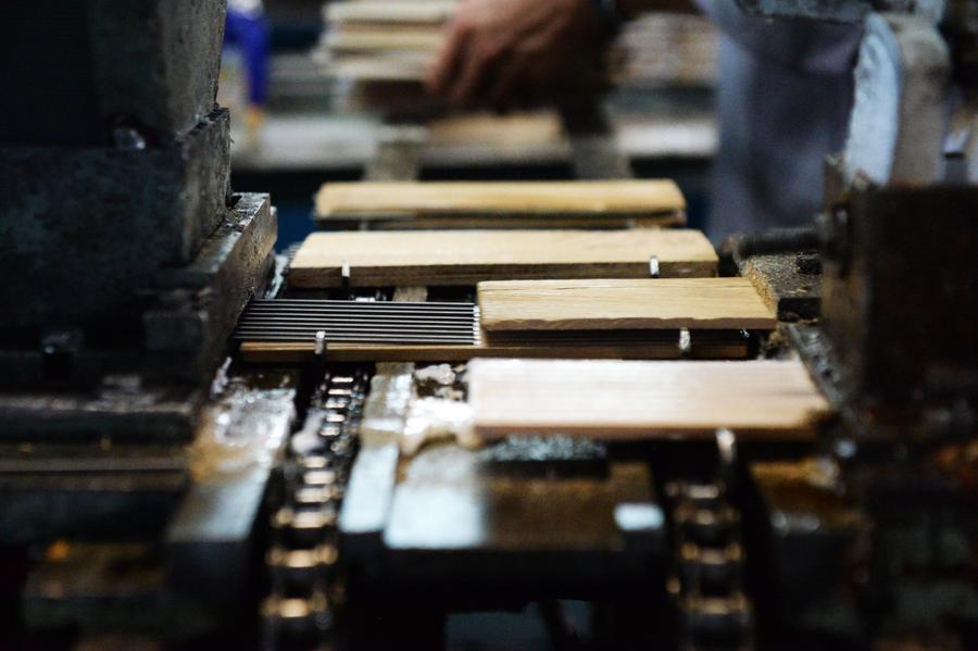 Una máquina produce lápices en Yuanbao, Heilongjiang. Los lápices se exportan a Alemania, Rusia y hacia otros países.[Foto/Xinhua]