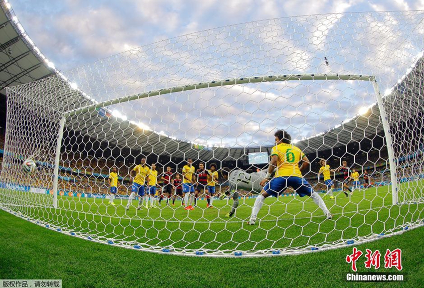 Hinchas brasieños lloran por el inesperado y cruel resultado de la semifinal del Mundial