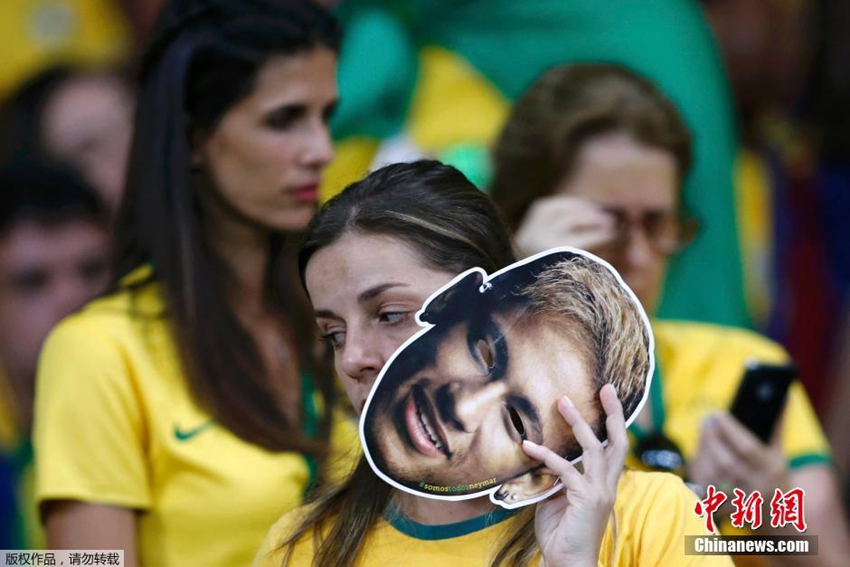 Hinchas brasieños lloran por el inesperado y cruel resultado de la semifinal del Mundial