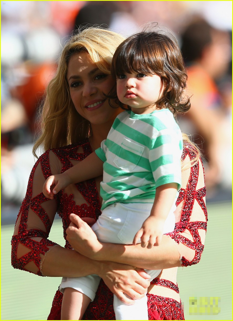 Caliente Shakira le pone ritmo a la clausura de Brasil 2014 con su hijo chulo