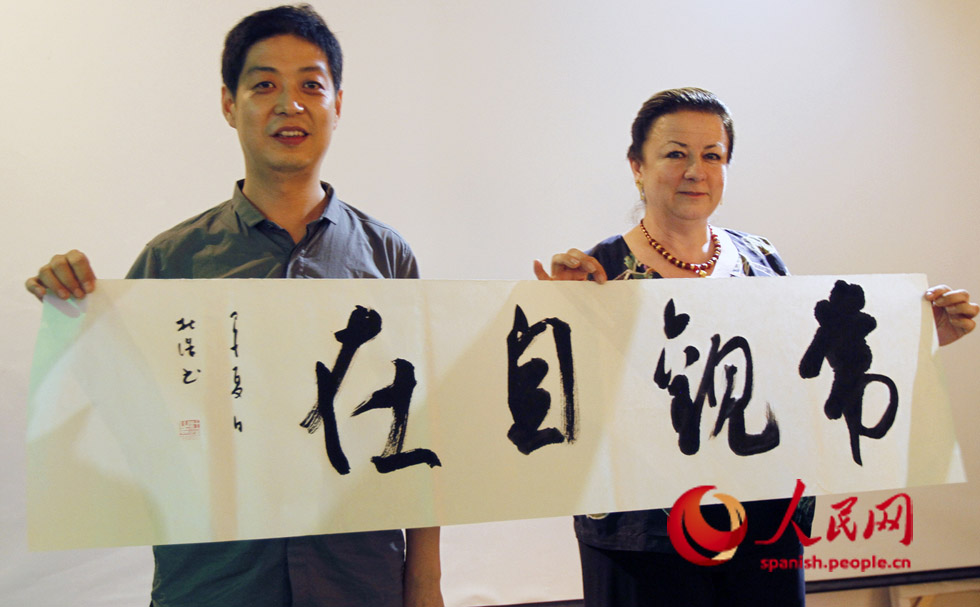 Du Hao entrega una caligrafía a Carmenza Jaramillo, embajadora de Colombia en China.