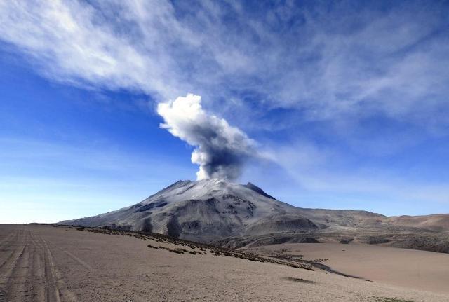 Volcán Ubinas de Perú registra explosión con gases y cenizas 