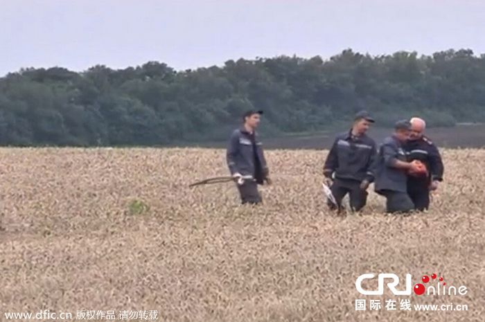 Separatistas prorrusos entregan cajas negras del MH17 a Malasia
