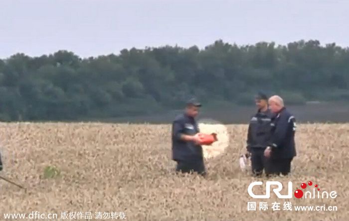 Separatistas prorrusos entregan cajas negras del MH17 a Malasia