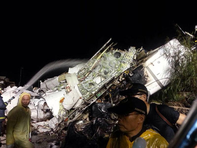 Mueren 51 personas en aterrizaje de emergencia de avión taiwanés