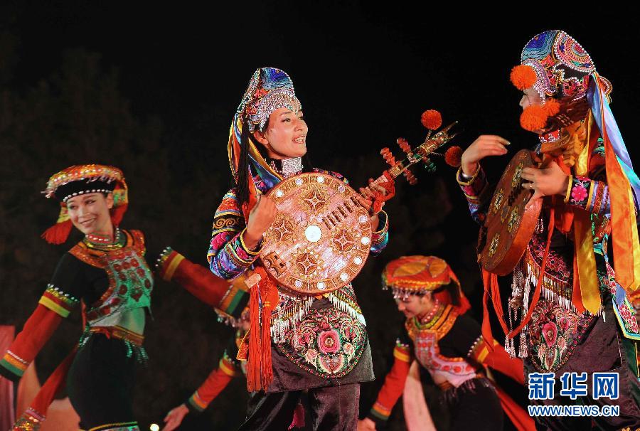 El 23 de junio, las mujeres de la etnia Yi del pueblo actuaron con cantos y danzas originales de ¨Chamu¨ en el festival.