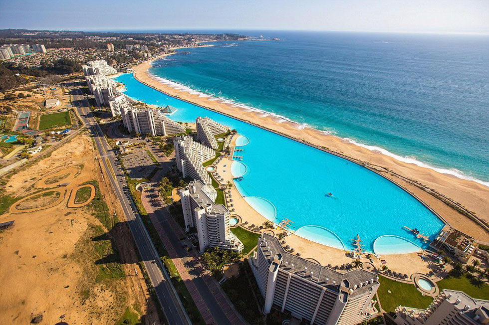 El proyecto de San Alfonso del Mar en Chile cumplido por Crystal Lagoons, ha sido certificada por el Guinness World Records como la piscina más grande del mundo, que tiene una superficie de ocho hectáreas.