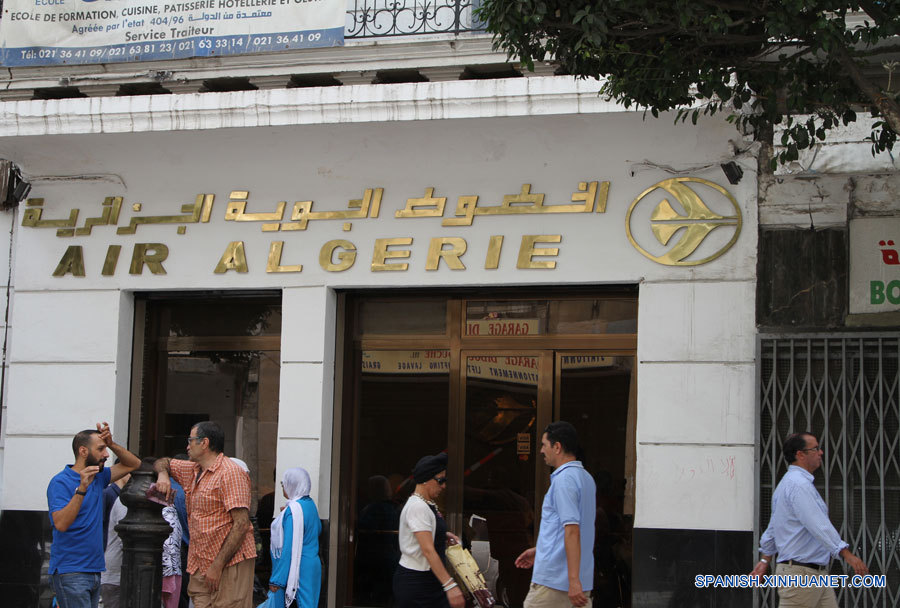 Familiares de argelinos a bordo de avión desaparecido acuden a aeropuerto de Argel
