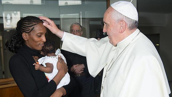 Papa Francisco recibe a la sudanesa condenada a muerte por ser cristiana
