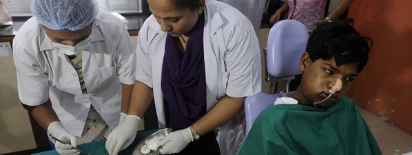 Médicos extraen 232 dientes a un joven indio