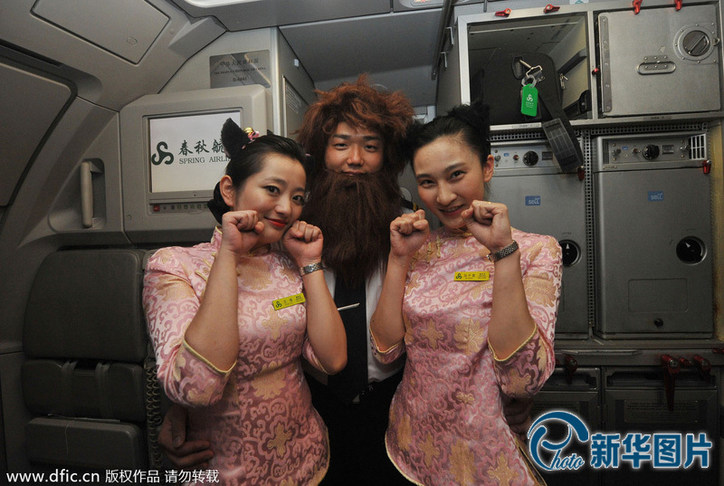 Miembros de la tripulación posan con trajes especiales en un vuelo con temática animada desde Shanghai hasta Osaka, el 18 de julio de 2014. Spring Airlines ha creado el primer vuelo con temática animada en cooperación con Shengda Games para atraer a los jóvenes consumidores.