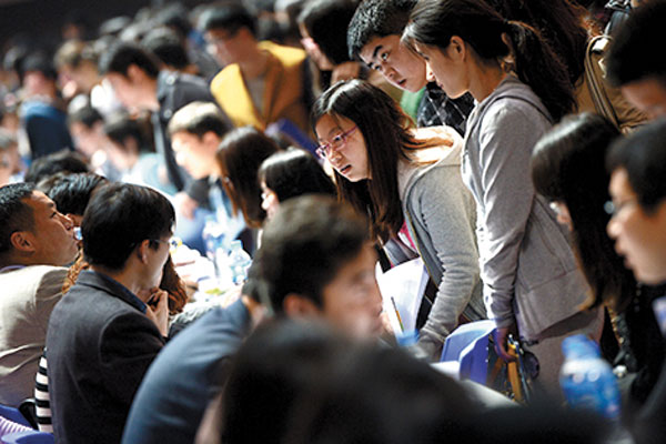 Estudiantes universitarios se informan sobre oportunidades de empleo durante una Feria Laboral, en la Universidad de Anhui, en Hefei. La Feria Laboral proporcionó 5.000 puestos de trabajo para recién graduados.