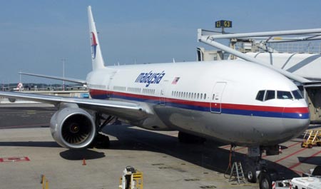 Policías malayos viajan a Ucrania para asegurar sitio de impacto de avión