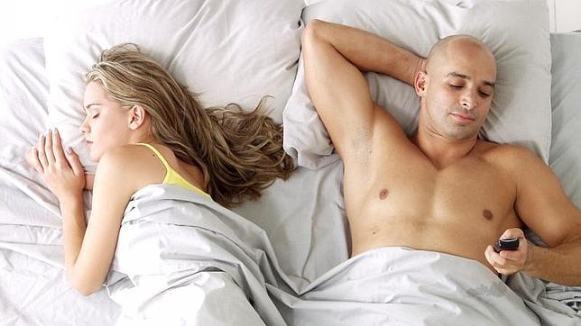Usar móviles o tabletas en la cama no produce insomnio
