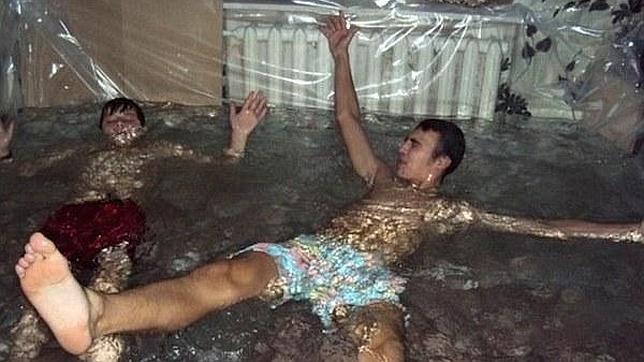 Dos rusos transforman su salón en una piscina y triunfan en internet