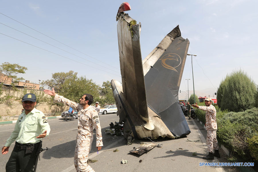 48 muertos al estrellarse avión de pasajeros cerca de capital iraní