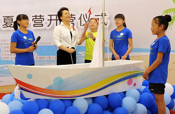Peng Liyuan, primera dama de China y embajadora de la OMS para la lucha contra el VIH/SIDA, inaugura el campamento de verano para los huérfanos de SIDA en Beidaihe, provincia de Hebei.
