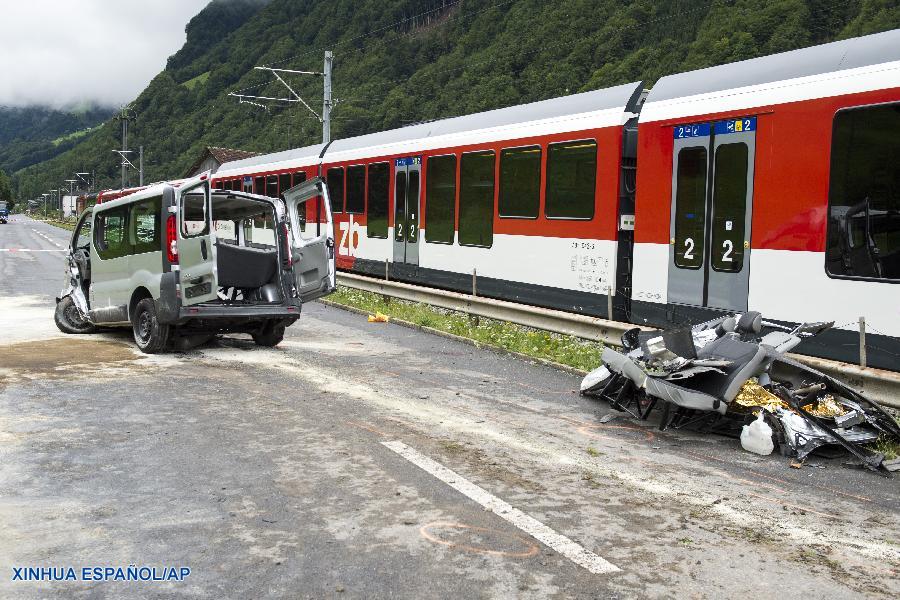 Mueren 3 israelíes en colisión de tren y microbús en Suiza