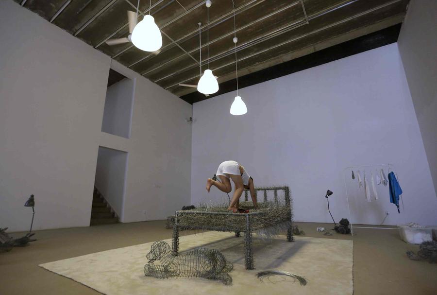 Artista dormirá en una cama de alambres de hierro durante 36 días