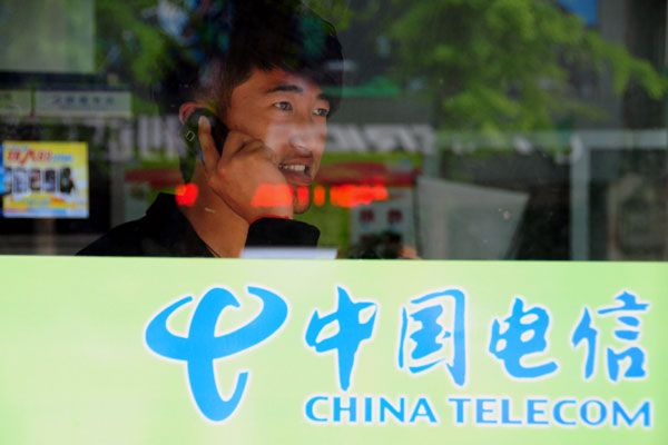 Un cliente realiza una llamada en una oficina de China Telecom en la ciudad de Linyi, Shandong. [Foto / China Daily]