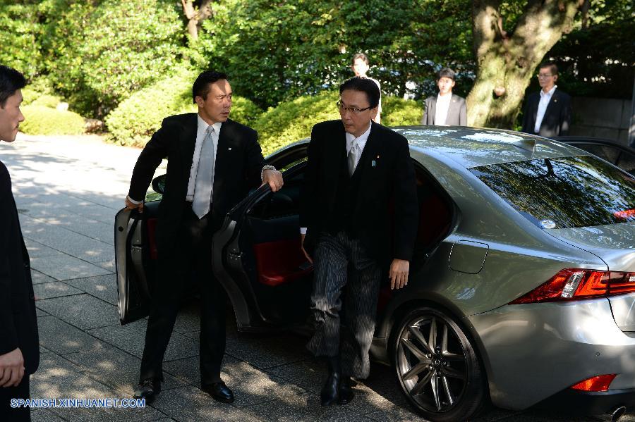 Ministro de Estado japonés Keiji Furuya visita santuario de Yasukuni