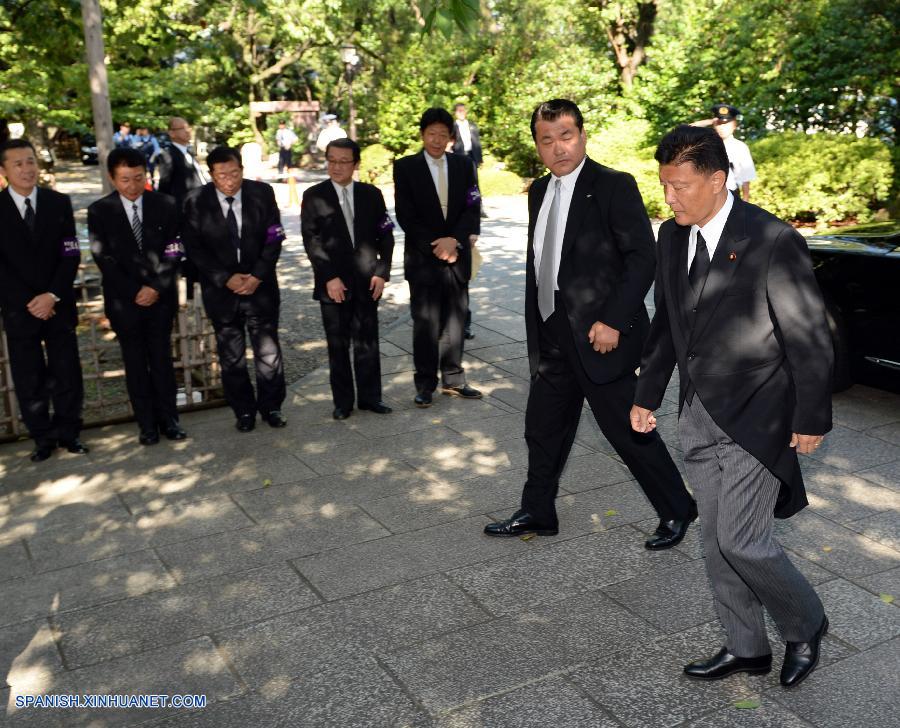 Ministro de Estado japonés Keiji Furuya visita santuario de Yasukuni