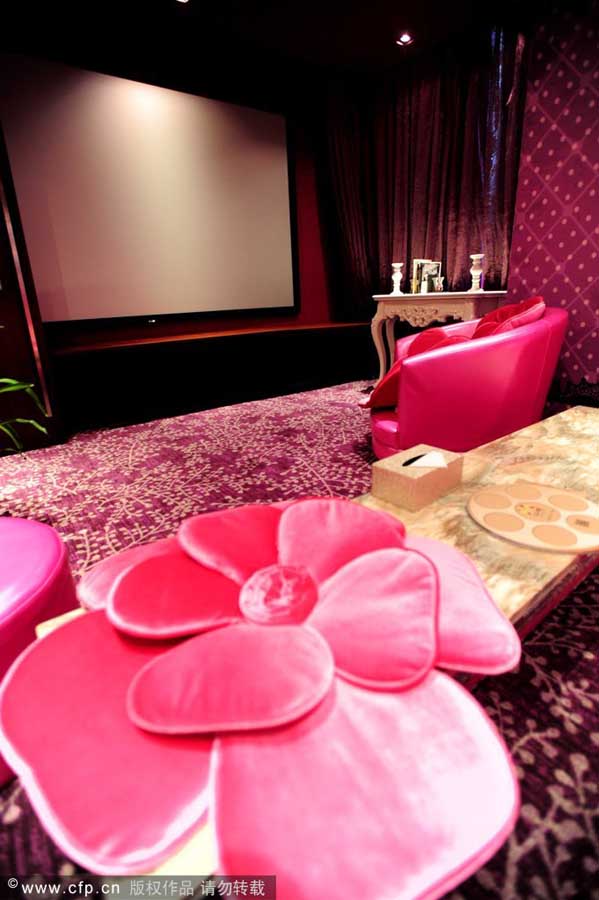Sala temática en el cine "Amy 1985"de Shenyang, provincia de Lioaning, con sofás de cubo o cojines de flores, el 13 de agosto de 2014 [Foto/CFP]