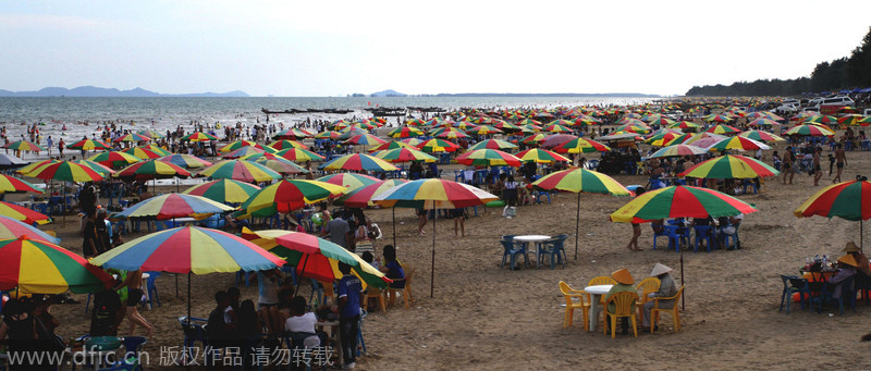 Turistas chinos disfrutan en una playa de Dongxing, Guangxi Zhuang. 9 de julio de 2011. [Foto/IC]