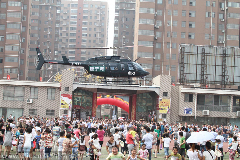 Un helicóptero, con potenciales compradores a bordo,aterriza en Changge, Henan.  16 de agosto de 2014. [Foto/IC]