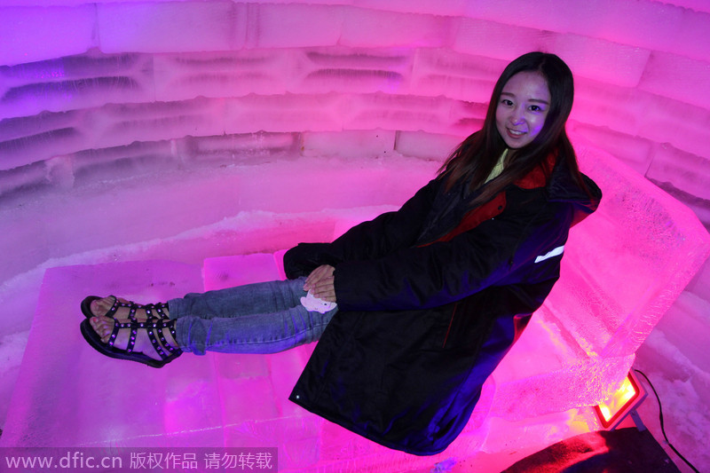 Una casa de hielo en el Festival de Hielo y Nieve de Wuhan, en Hubei. De esta manera, el grupo Groenlandia publicita la promoción de sus propiedades durante el festival. 17 de agosto de 2014. [Foto/IC]
